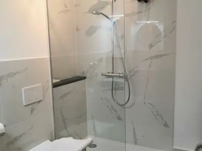 Badezimmer mit Dusche