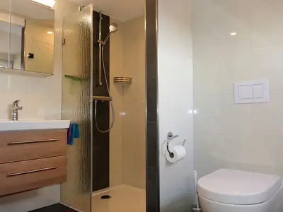 Große Dusche mit WC