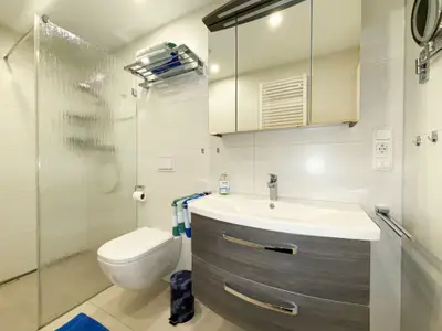 Große Dusche mit Kopf- und Handbrause