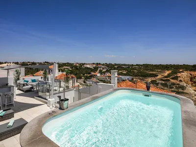 PoolOfHouse