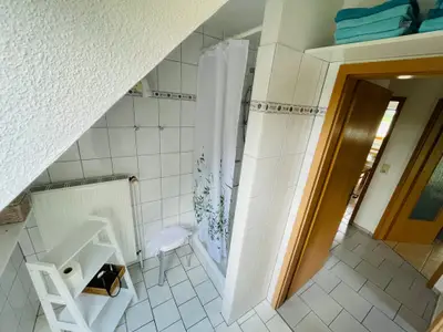 Badezimmer mit Dusche und WC