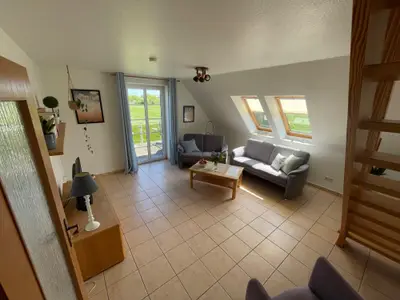 Himmelblau - Wohnzimmer mit Treppenaufgang