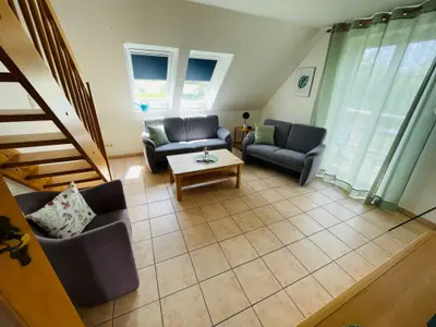 Grasgrün - Wohnzimmer mit Zugang zum Balkon