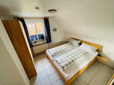 Grasgrün - Geräumiges Schlafzimmer