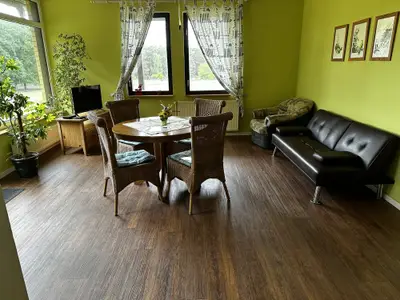 geräumiges Wohnzimmer mit Zugang zur Terrasse