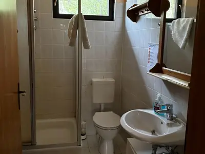 Badezimmer mit Dusche und WC