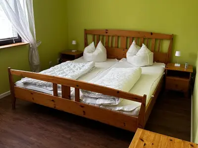 Schlafzimmer mit Doppelbett