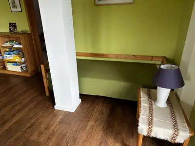 Einzelbett im Wohnzimmer integriert