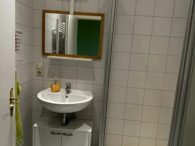 Bad mit Dusche und WC