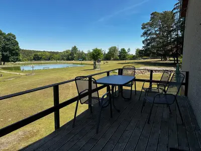 Blick von der Terrasse auf den Schwimmteich
