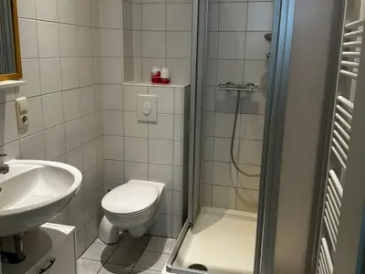 Bad mit Dusche und WC