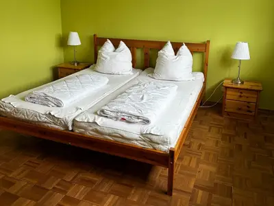 Schlafzimmer mit Doppelbett