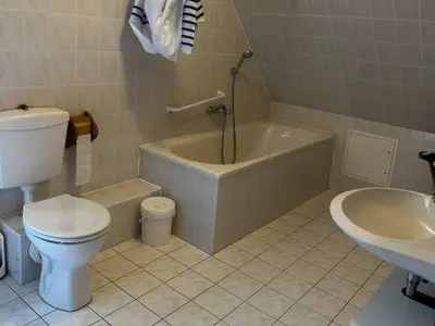 Badezimmer mit Badewanne und Fenster