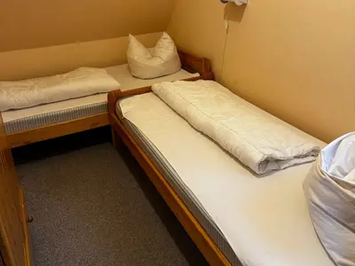 Schlafzimmer mit zwei Einzelbetten