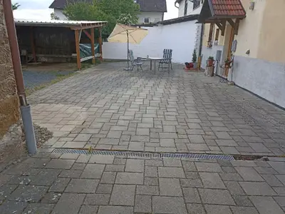 Hofeinfahrt mit Carport