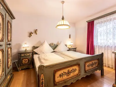 Uriges Schlafzimmer mit Doppelbett Fewo Stadler