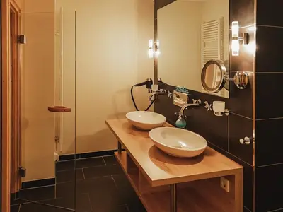 Badezimmer mit Dusche