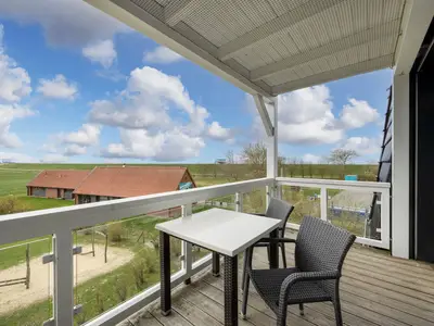 Überdachter Balkon mit Sitzgelegenheit