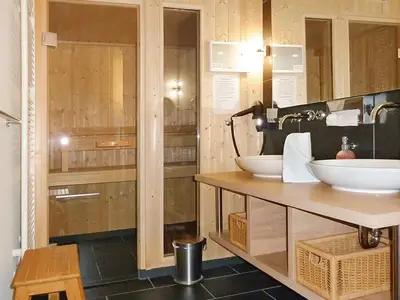 Badezimmer mit Saunabereich