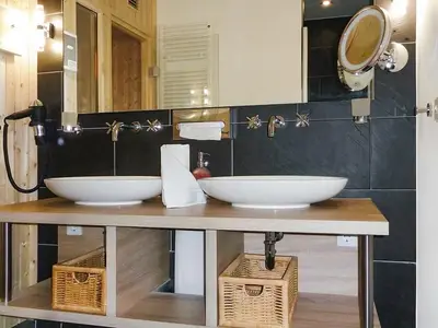 Badezimmer mit Dusche