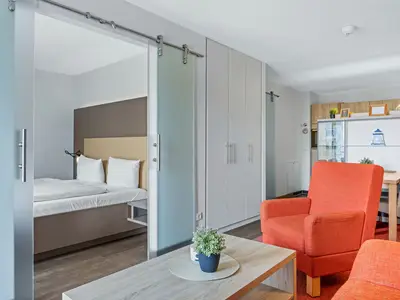 Wohn-Essbereich mit Zugang zum Schlafzimmer