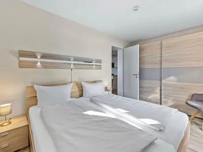 Schlafzimmer mit Kleiderschrank