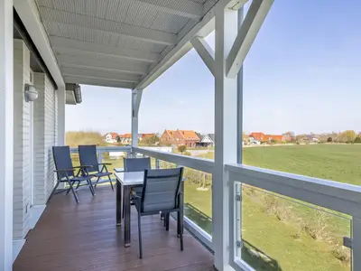 Überdachter Balkon mit Sitzgelegenheit