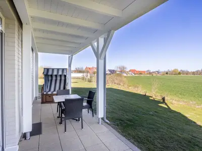 Überdachte Terrasse mit Sitzgelegenheit