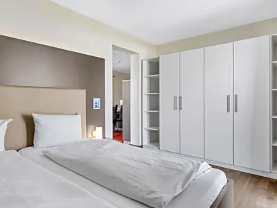 Schlafzimmer mit Kleiderschrank