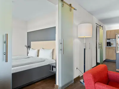 Wohnbereich mit Zugang zum Schlafzimmer
