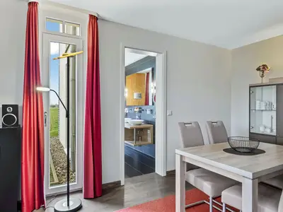 Wohnbereich mit Zugang zum Badezimmer