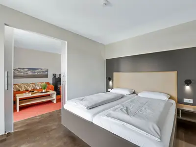 Schlafzimmer mit Doppelbett