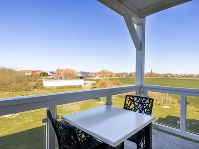Überdachter Balkon mit Sitzgelegenheit