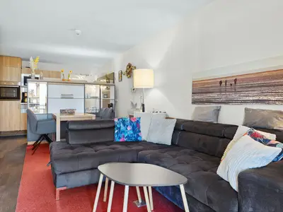 Wohnbereich mit Sofa, Sessel und Couchtisch
