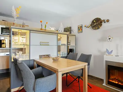 Wohnbereich mit Esstisch und Kamin