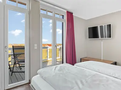 Schlafzimmer mit Zugang zum Balkon