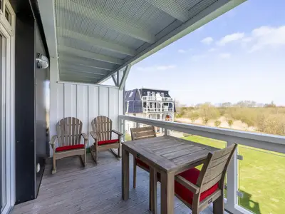 Balkon mit Gartenmöbel und Ausblick