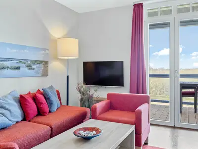 Wohnbereich mit Couch und Flatscreen-TV
