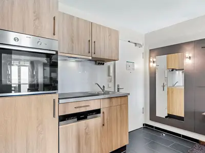Küchenzeile mit Backofen und Geschirrspüler