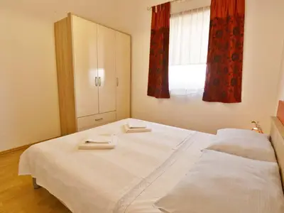 Schlafzimmer 1 mit Doppelbett 160x200 und Kleiderschrank.
