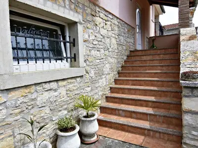 Die Treppe führt zum Eingang der Wohnung.