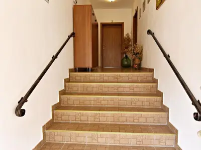Die Treppe führt zum Eingang der Wohnung.