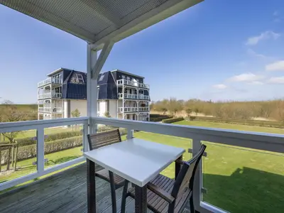 Überdachter Balkon mit Sitzgelegenheit