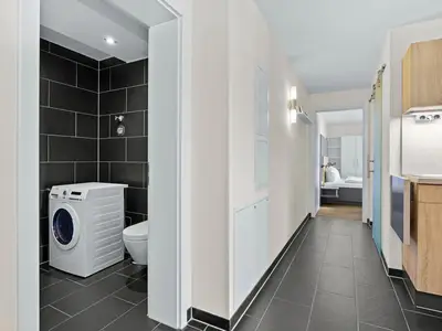 Flur mit Blick zum Badezimmer