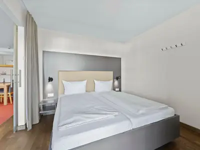 Schlafzimmer mit Doppelbett