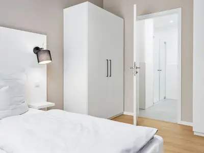 Schlafzimmer mit Doppelbett und Kleiderschrank