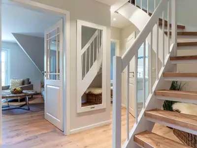 3 Eingangsbereich mit Blick zum Wohnzimmer