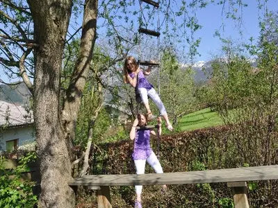 Kinder beim Klettern