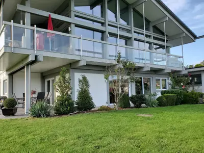 Hausansicht mit Terrasse