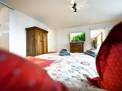 Schlafzimmer mit Boxspringbett und Netflix